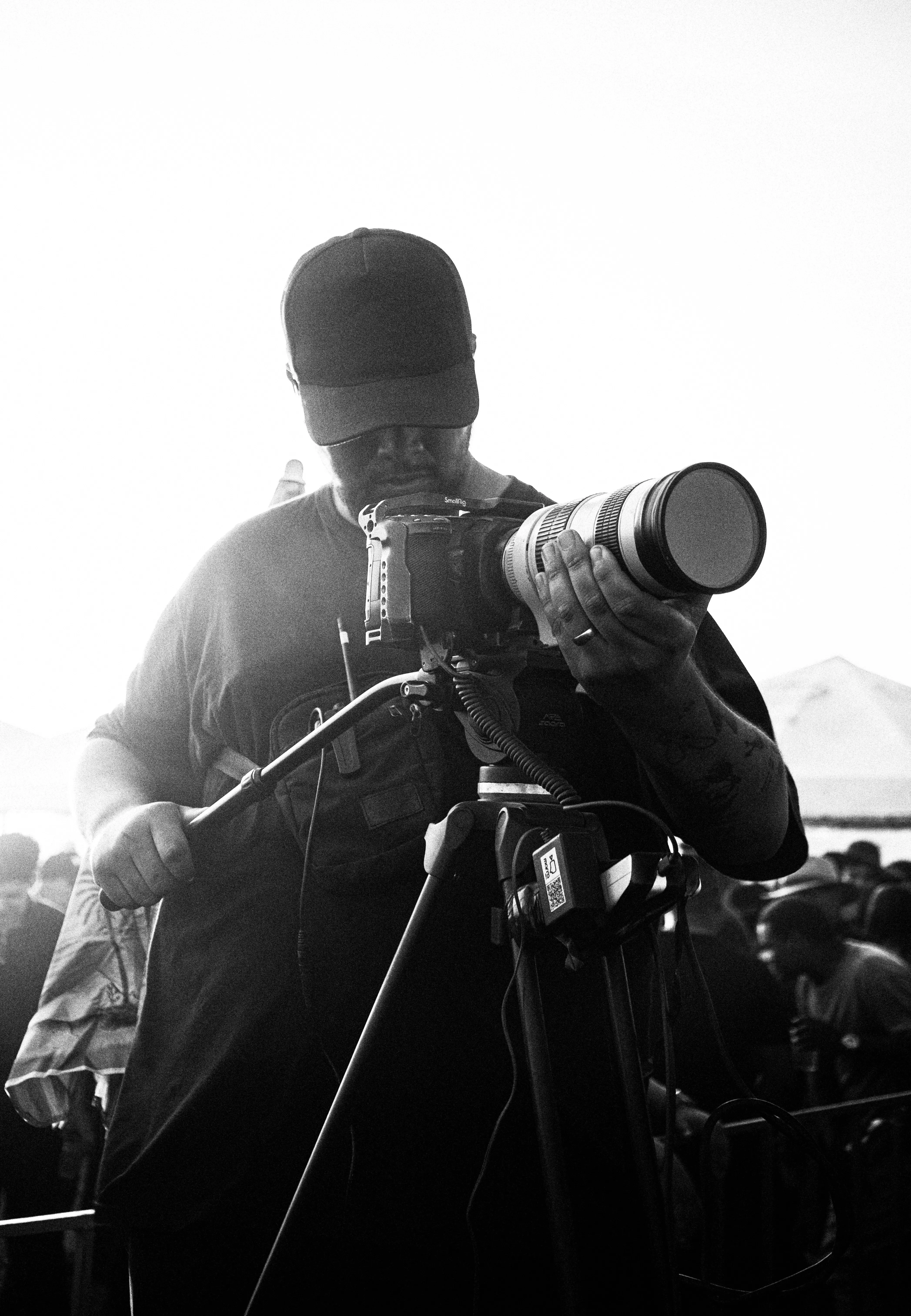 Cinegrafista operando câmera Sony FX30