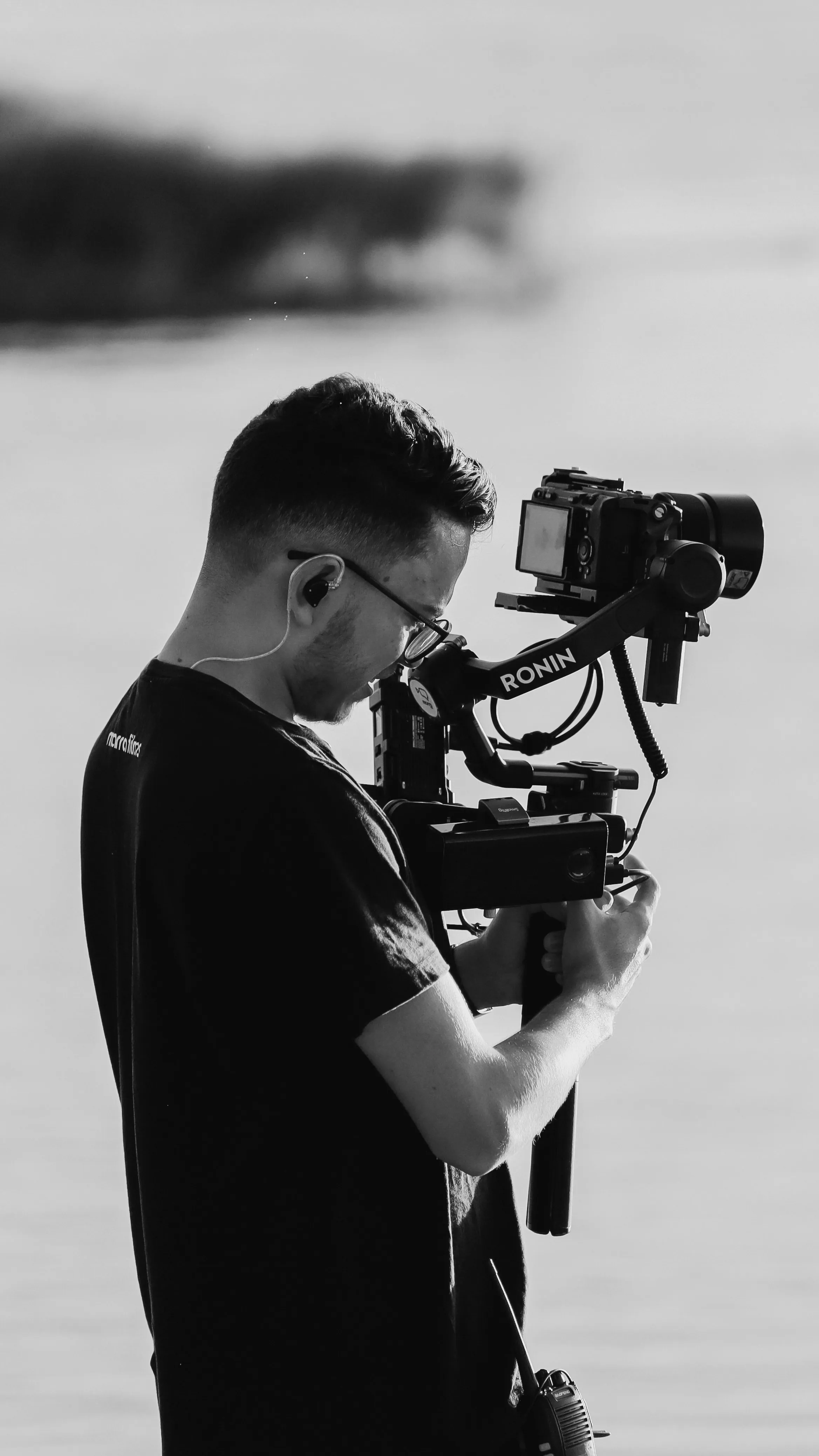 Cinegrafista operando gimbal Ronin RS3 Pro